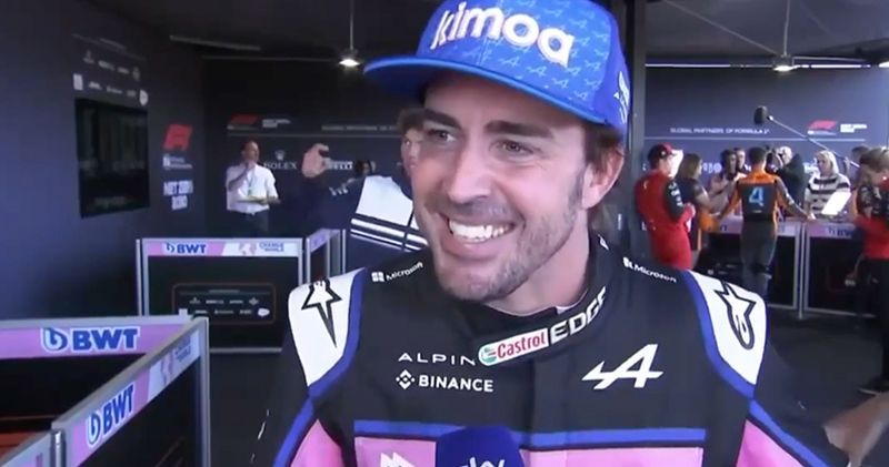 Video. Fernando Alonso lacht om Ferrari: 'Doen altijd iets geks'