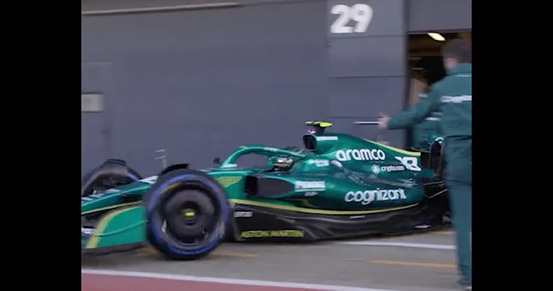 Video. Aston Martin AMR22 maakt eerste meters