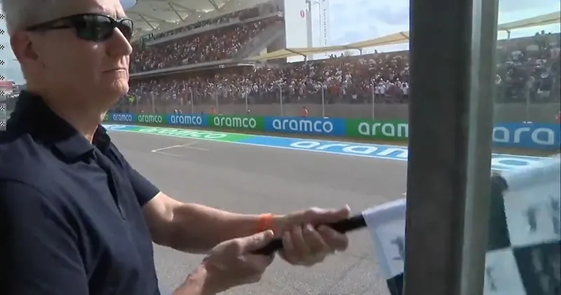 Video. CEO Apple zwaait finishvlag vol passie in Austin