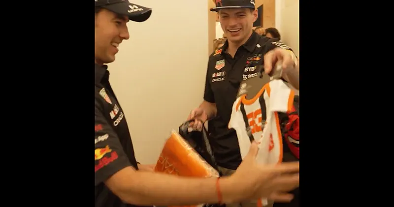 Video. Sergio Pérez ontvangt cadeautjes van Max Verstappen na geboorte zoontje