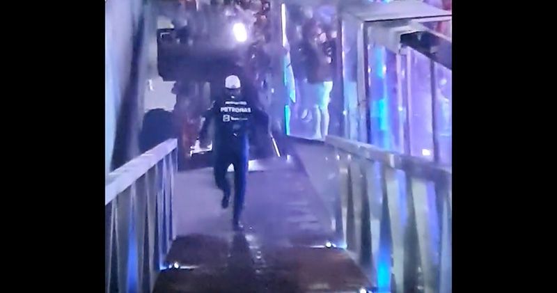 Video. Valtteri Bottas trekt zich niks aan van protest Mercedes en viert eigen feestje