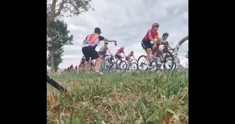 Valtteri Bottas aan de slag als hulpje bij Tour de France Femmes