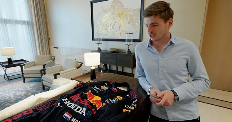 Max Verstappen geeft gedragen racepak mét handtekening weg
