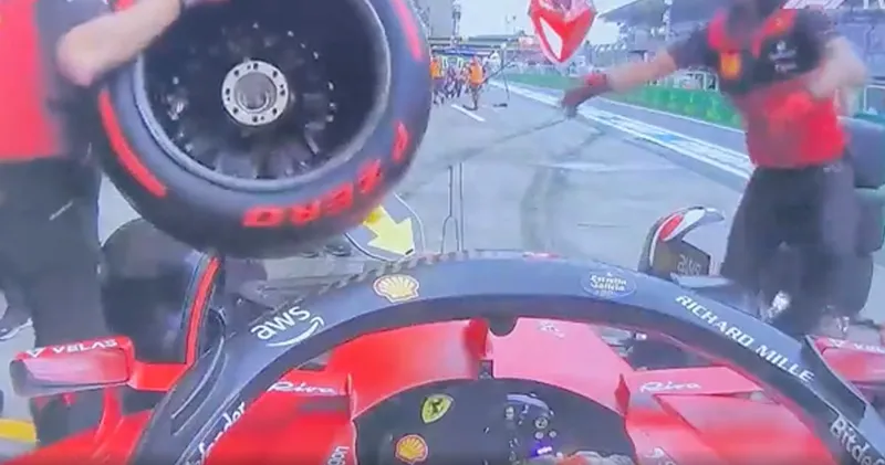 Video. Chaos bij Ferrari tijdens Q1: Charles Leclerc wordt twee keer op de verkeerde banden gezet