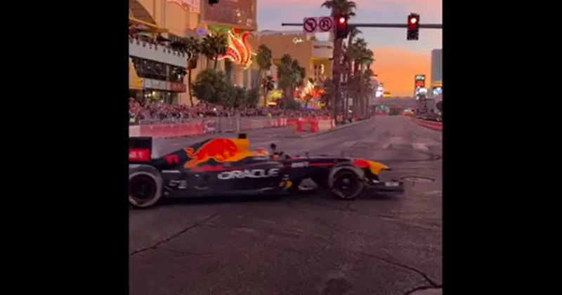 Video: Sergio Pérez en George Russell geven show weg in Las Vegas