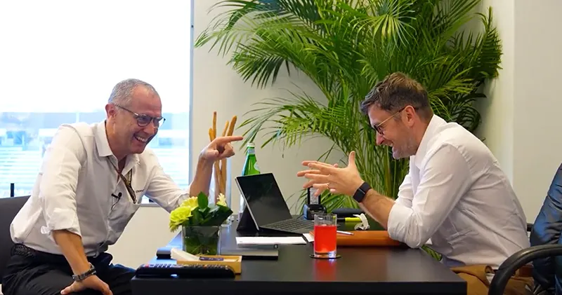 Video. Formule 1-baas Stefano Domenicali wordt geïmiteerd door Conor Moore
