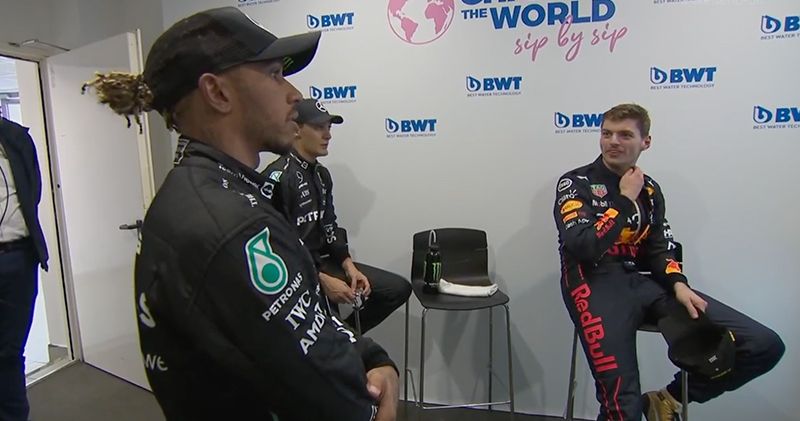 Video. Max Verstappen, Hamilton en Russell hebben een onderonsje in de cooldown room