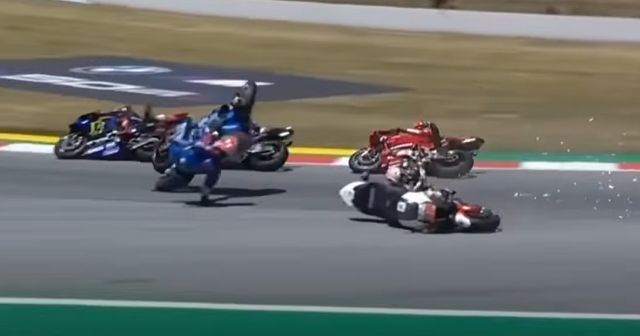 Video. Bizar ongeluk tijdens MotoGP-race in Barcelona