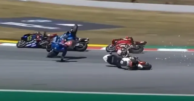 Video. Bizar ongeluk tijdens MotoGP-race in Barcelona