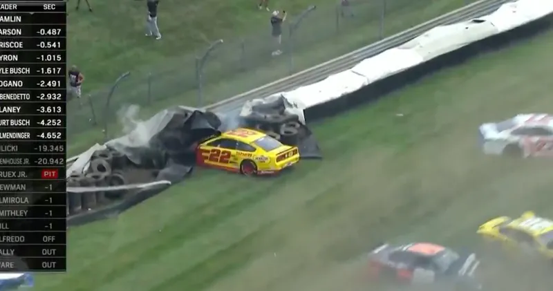Video. NASCAR-race verandert in crashfestijn na losgekomen kerb