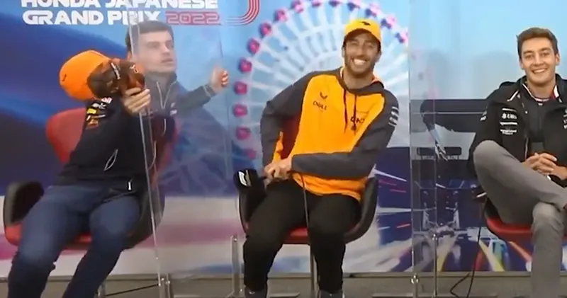 Video. Max Verstappen dolt met Daniel Ricciardo tijdens persconferentie in Japan