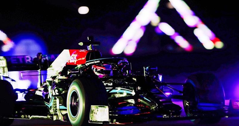 Video. Mercedes racet over Silverstone in discolicht