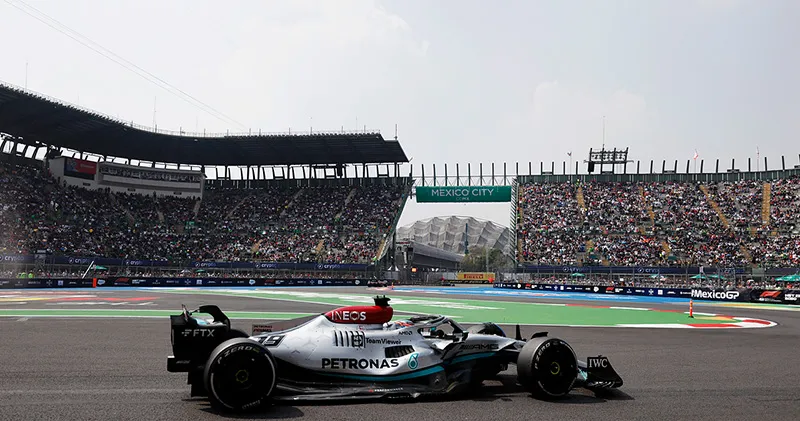 Mercedes zet Max Verstappen op een halve seconde en lijkt favoriet voor pole in Mexico