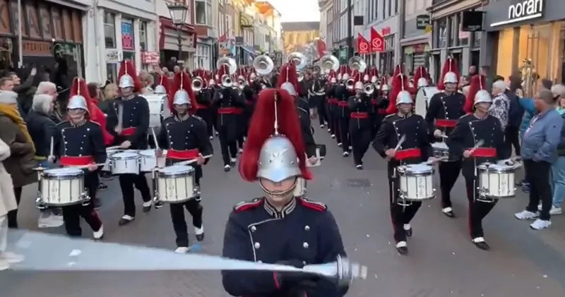 Video: Fanfare doet Formule 1-intronummer na in Kampen