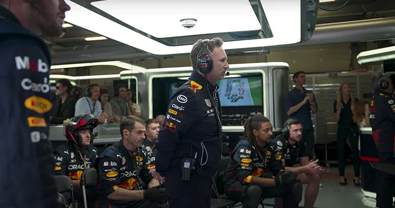 Video. Red Bull Racing-garage reageert op crash Pérez: 'Elke f*cking keer'