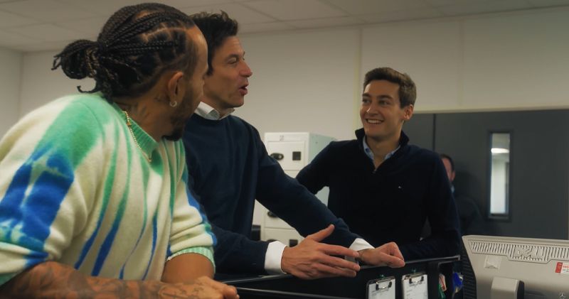Video: Toto Wolff, George Russell en Lewis Hamilton bezoeken Mercedes-motorfabriek