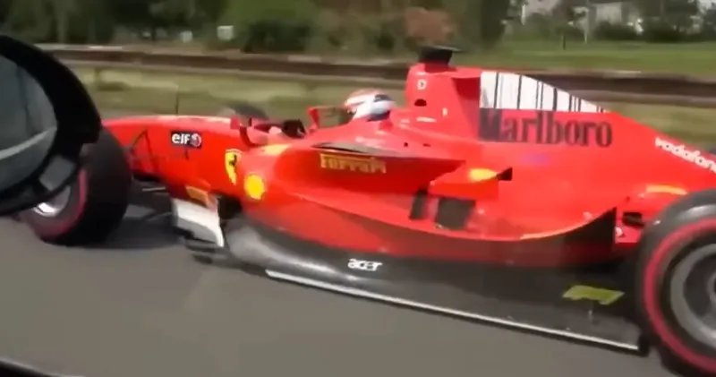 Video: Onbekende coureur rijdt met oude F2-wagen over Tsjechische snelweg