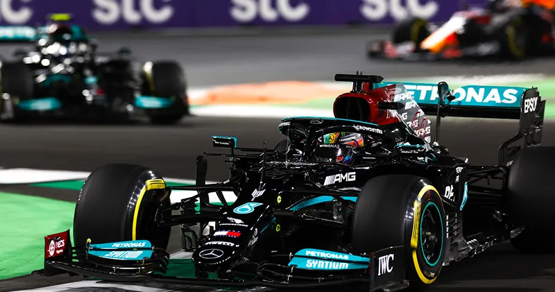 'Mercedes neemt nieuwe motor in Abu Dhabi als Verstappen snel is in vrije trainingen'