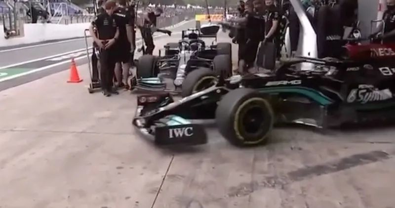 Video. Lewis Hamilton en Valtteri Bottas crashen bijna in de pitlane