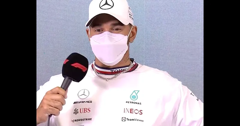 Video. Lewis Hamilton en Daniel Ricciardo dollen op persconferentie