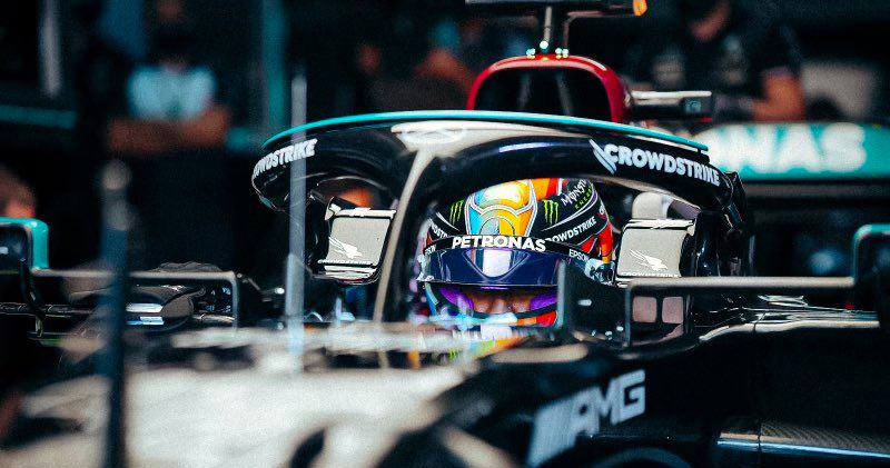 Lewis Hamilton maakt statement in Qatar met speciale helm
