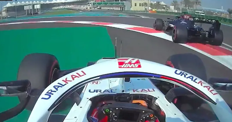 Video. Lewis Hamilton zit Nikita Mazepin dwars tijdens VT3 in Abu Dhabi