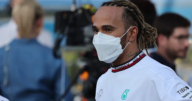 Lewis Hamilton luistert niet naar nieuwe regel: 'Ze blijven zitten'