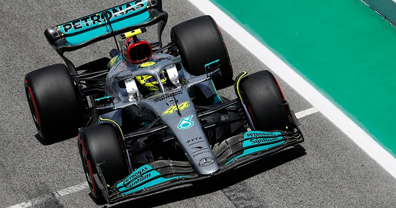 Lewis Hamilton geeft verklaring voor gat met George Russell