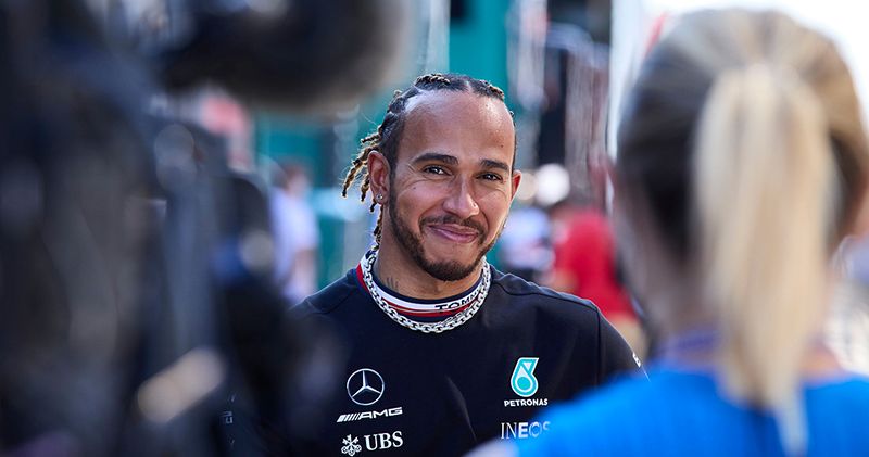 Lewis Hamilton legt schuld van fluitconcerten bij Red Bull Racing