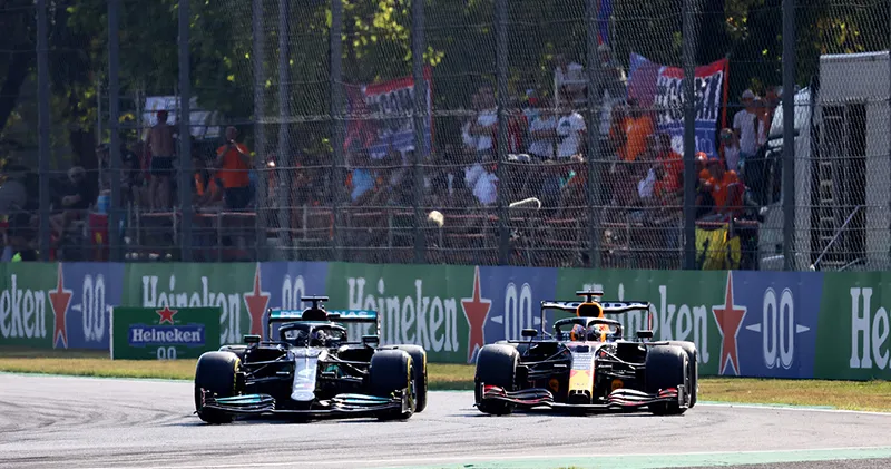 Lewis Hamilton 'trots' op stewards: 'De bocht is voor de coureur die voorop ligt'
