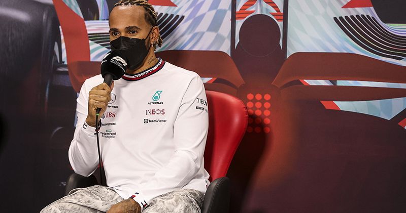 Lewis Hamilton over racisme: 'Kreeg bananen naar mij toegegooid'