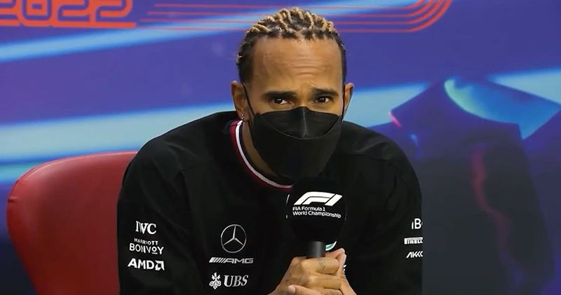 Video. Lewis Hamilton krijgt belachelijke vraag over Abu Dhabi, maar reageert gepast