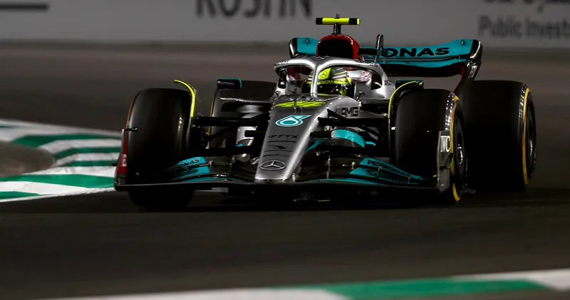 Lewis Hamilton komt eerste kwalificatiesessie niet door in Jeddah