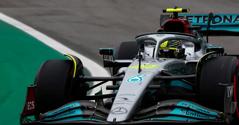 Lewis Hamilton dacht dat zijn Mercedes behekst was: 'Zat een geest in de auto'
