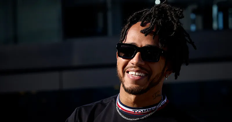 Lewis Hamilton dominant tijdens VT1 in Turkije; Red Bull Racing niet tevreden