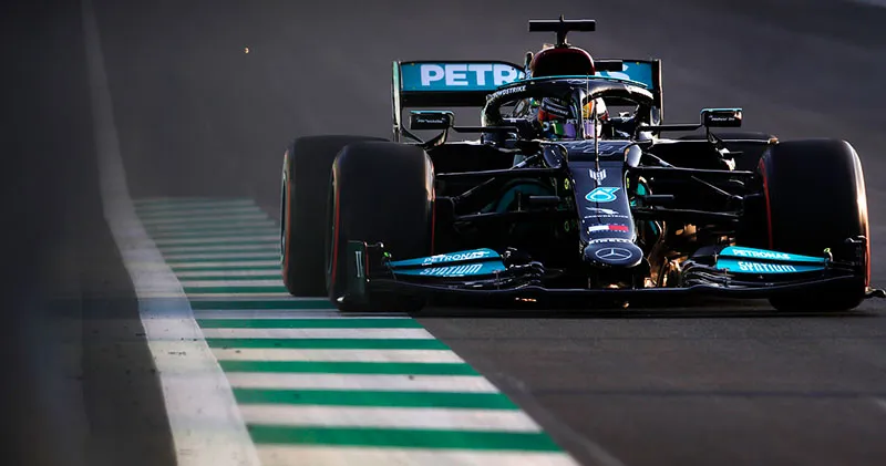 Lewis Hamilton wederom het snelst tijdens tweede vrije training in Saoedi-Arabië