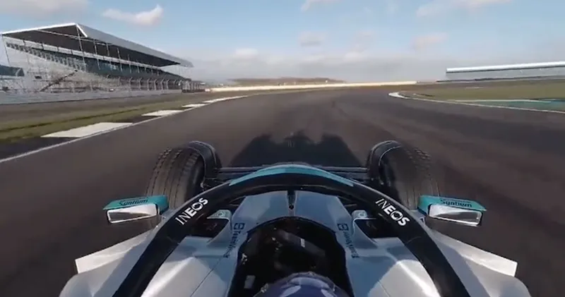 Video. Een rondje Silverstone met Lewis Hamilton in de nieuwe Mercedes W13