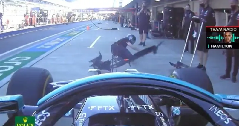 Video. Lewis Hamilton rijdt monteur aan in pitstraat