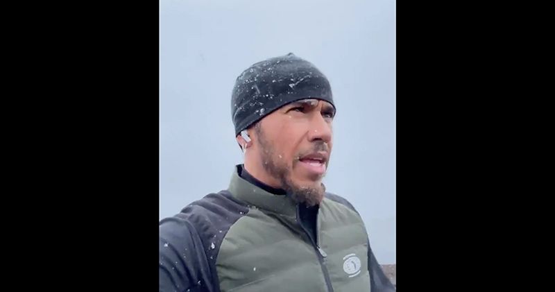 Video. Lewis Hamilton traint tussen de pinguïns op Antarctica