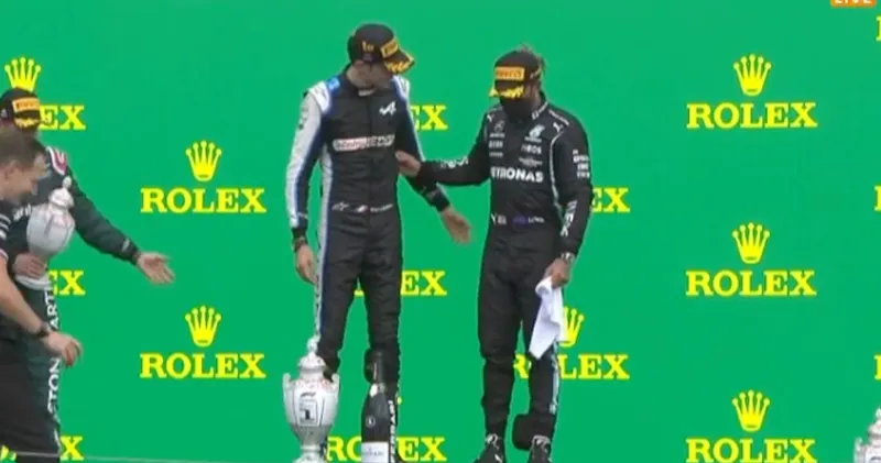 Video. Lewis Hamilton voelt zich totaal niet lekker op het podium