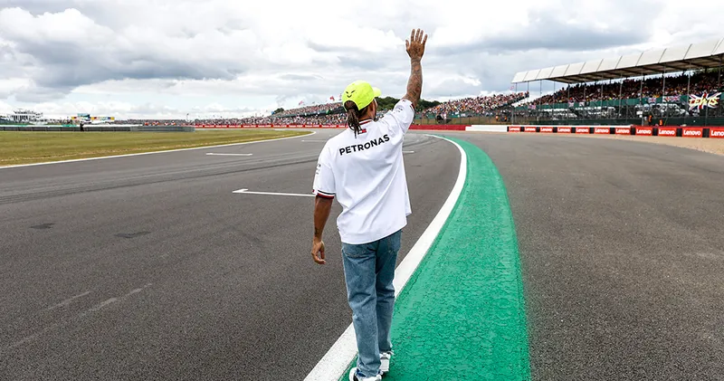 Hamilton-fan liegt over kanker en krijgt rondleiding bij Mercedes