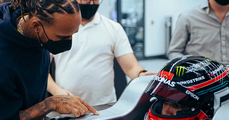 Video. George Russell en Lewis Hamilton inspecteren W13