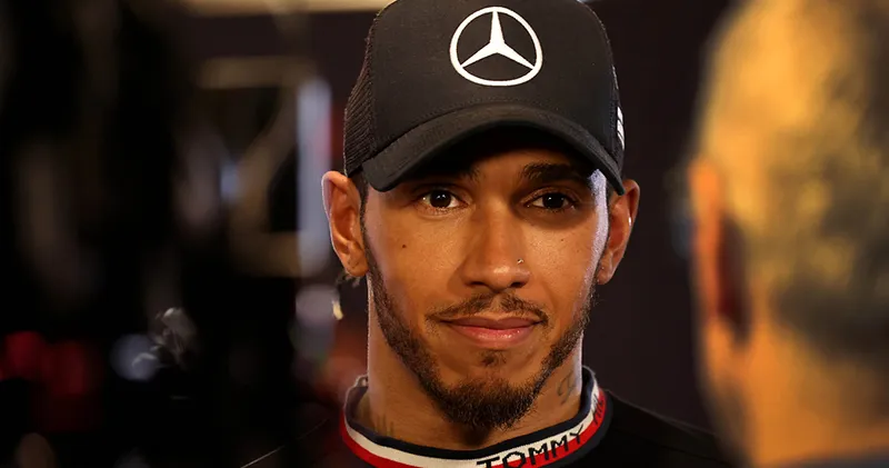 Carlos Sainz baalt van 'geniepige' Lewis Hamilton