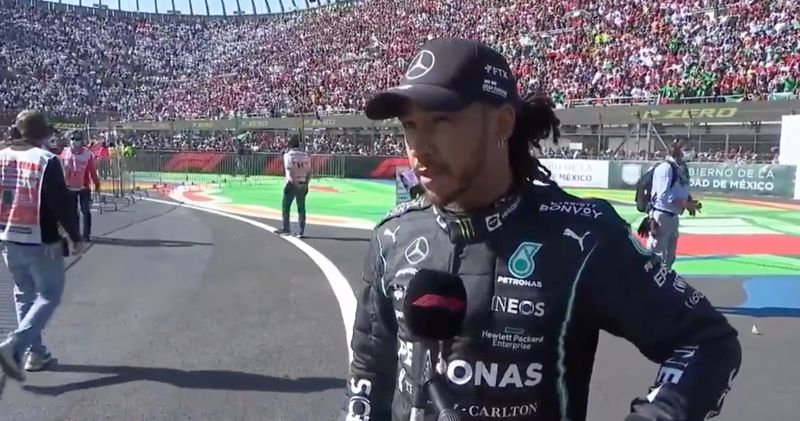 Video. Lewis Hamilton sneert naar Sergio Pérez na de Grand Prix van Mexico