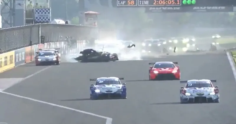 Video. Harde crash tijdens Japanse SuperGT-race op Fuji