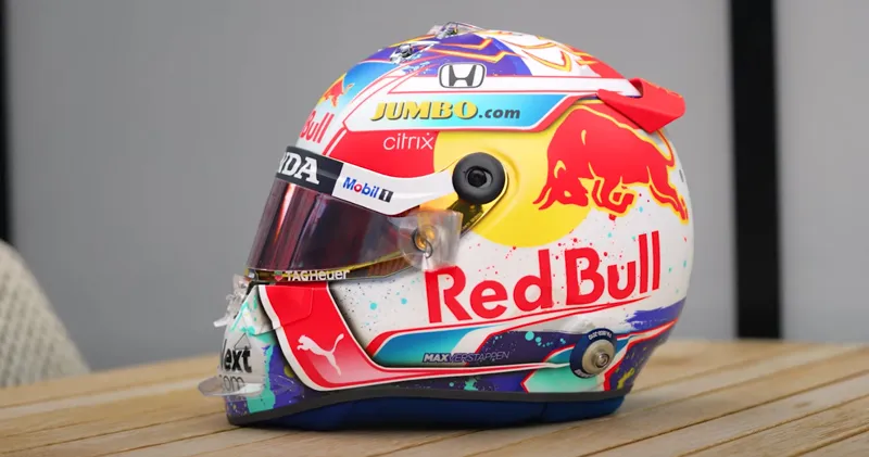 Max Verstappen toont zijn speciale helm voor de Dutch Grand Prix