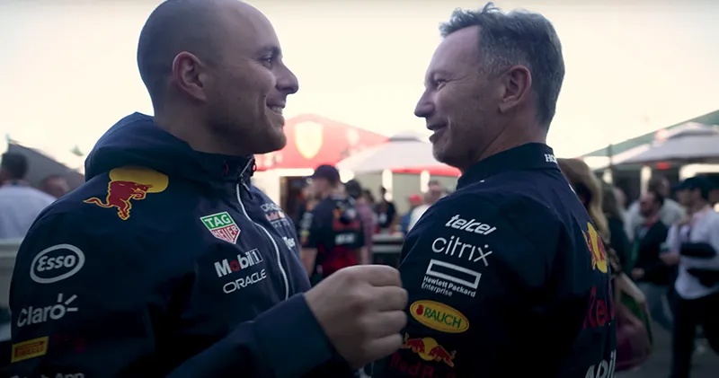 Video. Christian Horner grapt met race-engineer Verstappen: 'Fijn als je Max niet kan horen, hé?'
