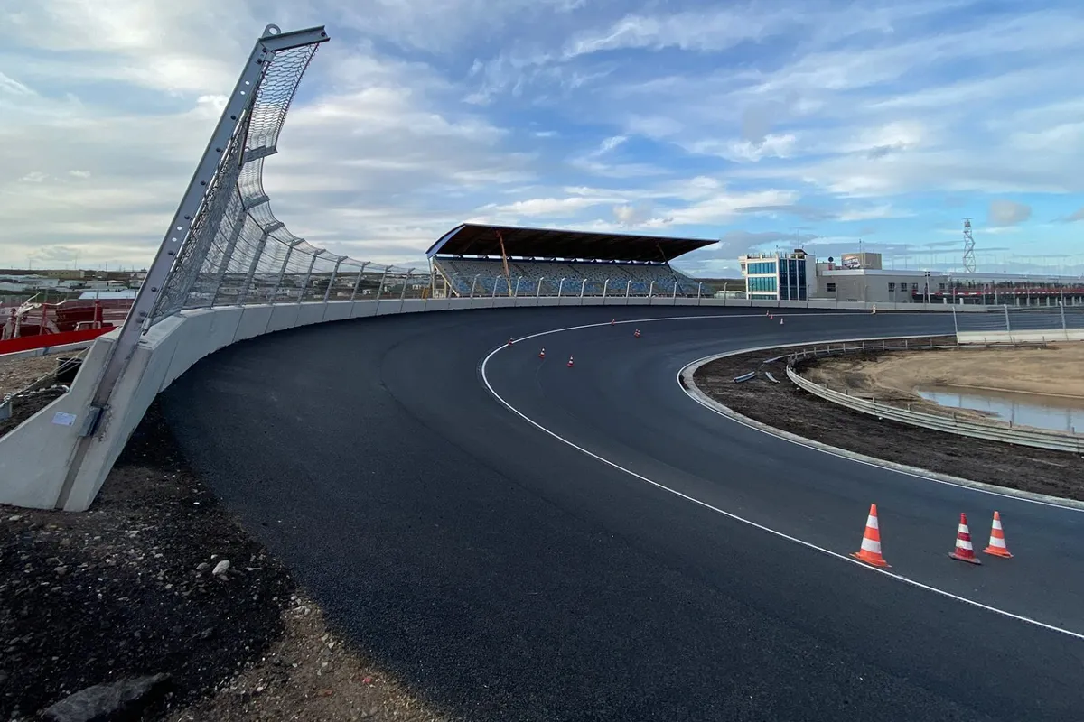 Foto's. De Hugenholtzbocht op Circuit Park Zandvoort is af!