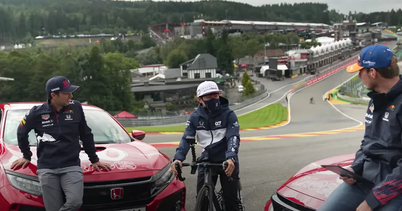 Video. Max Verstappen en Sergio Pérez krijgen Japanse les van Yuki Tsunoda