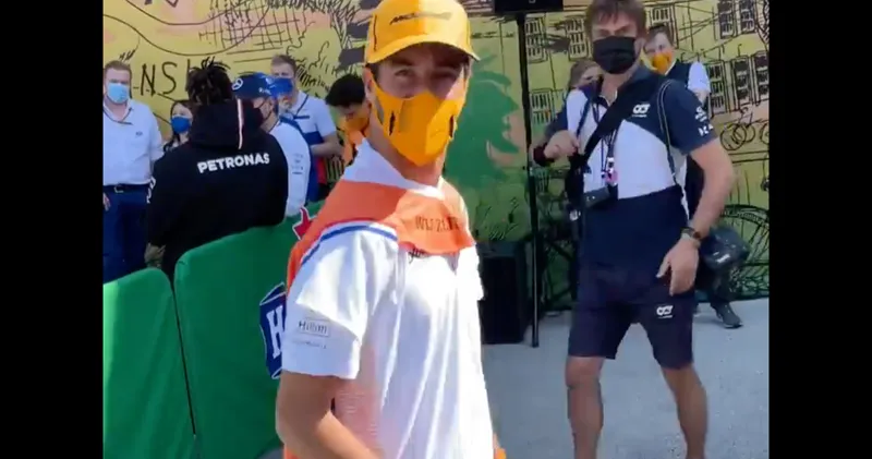 Video. Daniel Ricciardo straalt met zijn Max Verstappen-juichcape